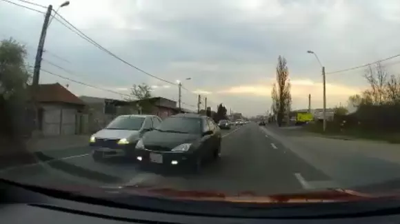 Depășire extrem de periculoasă, filmată cu camera de bord - „Alooo, poliţia, unde sunteţi?”