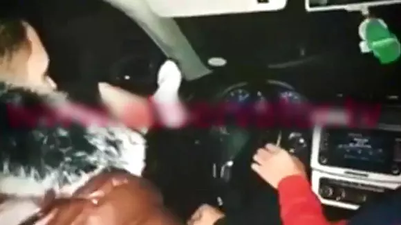 VIDEO - Polițist român, filmat în timp ce conduce cu piciorul