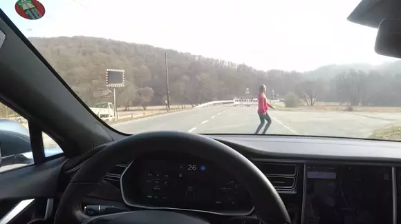Un posesor de Tesla a testat sistemul de frânare autonomă folosindu-și soția drept cobai