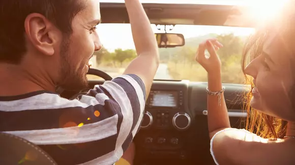 5 accesorii care nu trebuie să îți lipsească din mașină atunci când pleci la drum lung