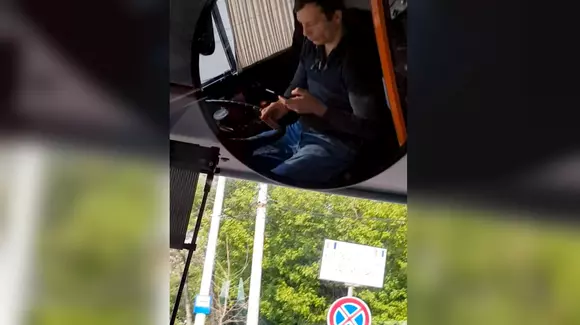 VIDEO - Un șofer de troleibuz face plăți online în timp ce conduce. „Cu greu mai controla volanul!”