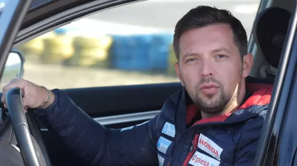 Pericolele utilizării telefonului la volan explicate de Adrian Grigore