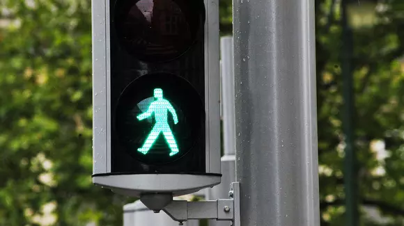 Acest sistem de semaforizare „simte” când vrei să traversezi strada