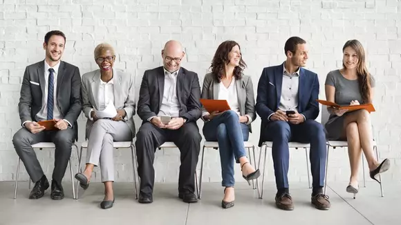 (P) De ce să apelați la o firmă de recrutare din Asia pentru a angaja muncitori stăini?