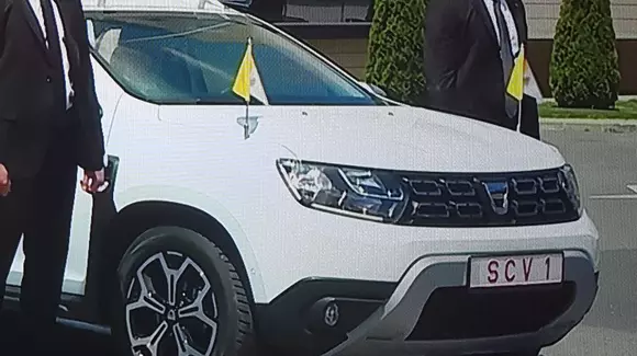Iată cum arată Dacia Duster Papamobil