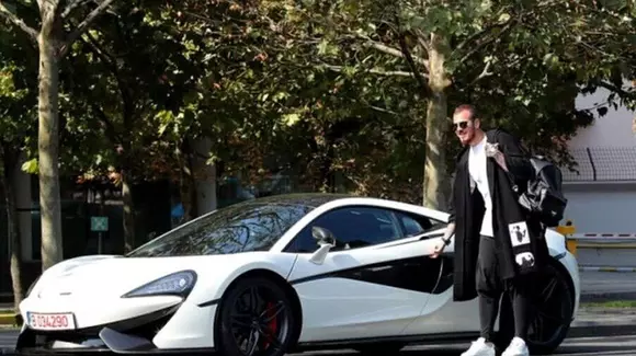 Un celebru fotbalist român împrumută bani de la părinţi să-şi pună benzină în McLaren