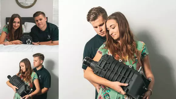 Farsă pe seama soacrei - Un cuplu s-a pozat în postura de părinți, dar copilul este un compresor mecanic