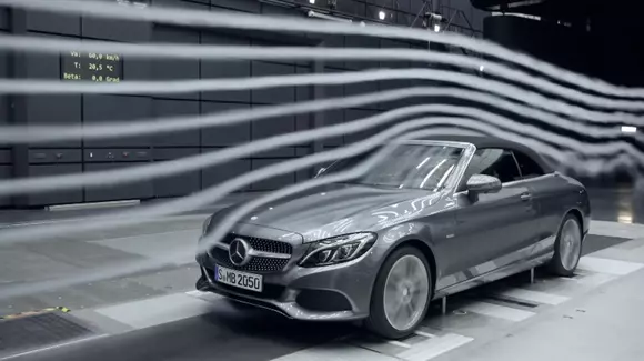 Cu ce viteză trebuie să conduci o decapotabilă ca să nu îți plouă în habitaclu