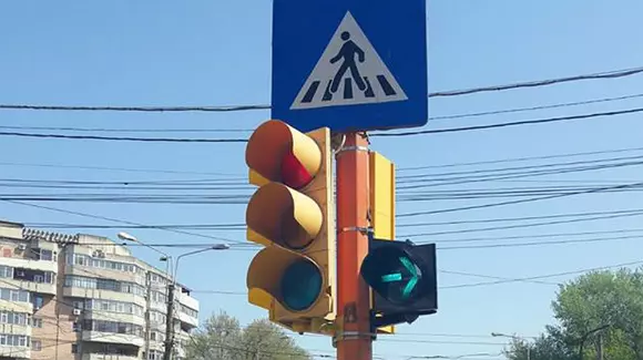 Semaforul intermitent de dreapta nu înseamnă ceea ce crezi. Greșeala pe care o fac mulți șoferi