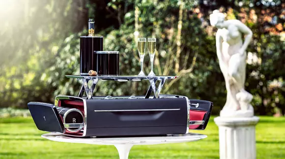 Setul pentru șampanie lucrat manual de Rolls-Royce costă cât 5 mașini noi