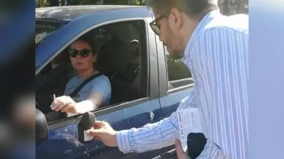 Strada nu este scrumieră! Ce pățesc șoferii prinși aruncând chiștoace pe jos