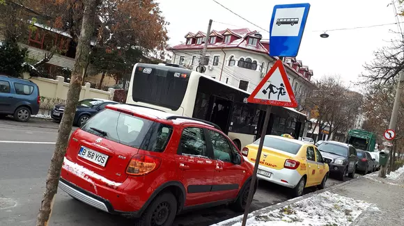 Sătui de mașinile parcate în stații de autobuz, șoferii STB amenință: „Blocăm linia de tramvai!”