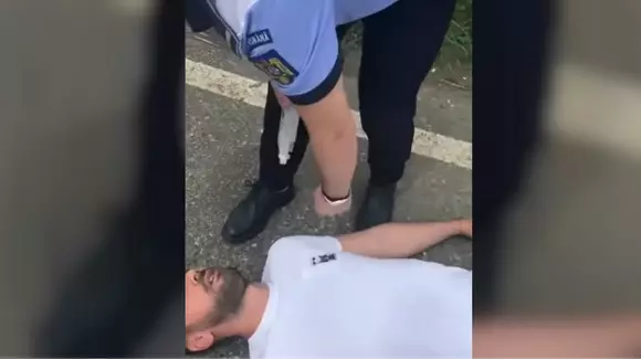 VIDEO - Un șofer băut a leșinat în timp ce sufla în etilotest, pe autostrada A3