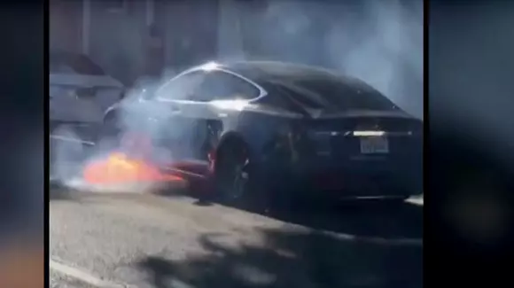 Schimbarea importantă anunțată de Tesla, după ce încă un Model S a luat foc spontan