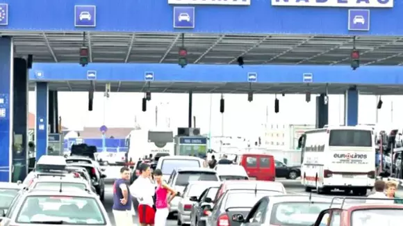 Aglomeraţie la ieşirea din ţară prin Nădlac. Cât se așteaptă la punctul de control