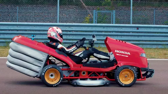 Record mondial: O mașină de tuns iarba a depășit 240 km/h