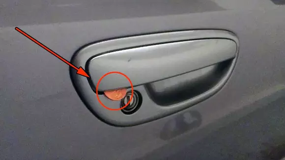 Furtul din maşină cu moneda! Iată cum te lasă hoţii fără bunuri