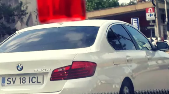 Acest număr de înmatriculare este interzis în România, dar totuși îl vedem pe șosea