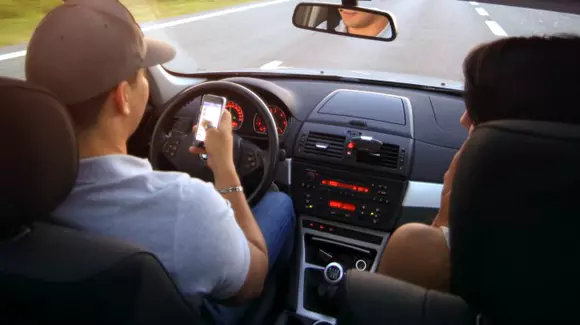 Verifici telefonul doar 2 secunde, la volan? Asta înseamnă zeci de metri de condus orbește