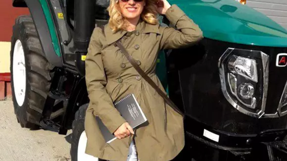Turul României cu tractorul! Cine este femeia care vrea să facă aşa ceva