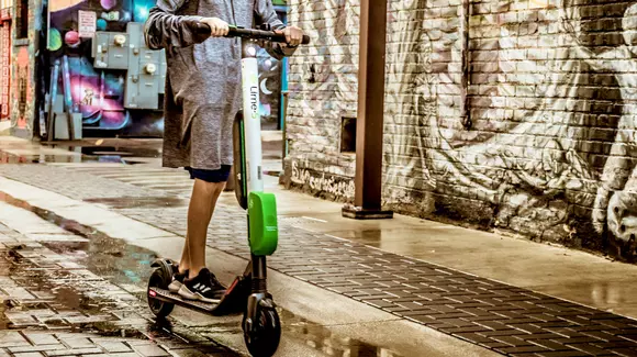 Trotinetele electrice fac o nouă victimă: Un tânăr a murit, lovit de camion