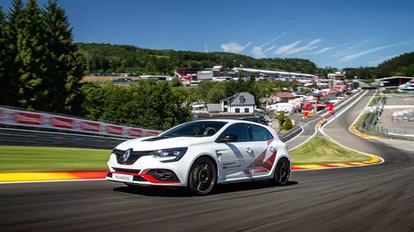 Noul Renault Megane RS Trophy-R stabilește un record pe unul dintre cele mai exigente circuite din lume