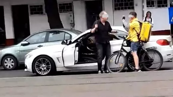 Un biciclist a fost snopit în bătaie de şoferul unui bolid, în Capitală (Video)