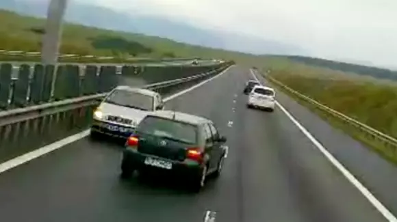 Video incredibil: Un șofer român conduce pe contrasens, pe autostradă