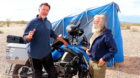 O viață pe șosea. Acest bărbat locuiește într-un cort tras de motocicletă