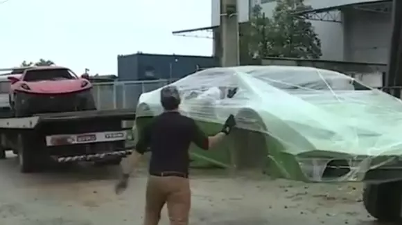 Fabrică de Ferrari și Lamborghini false, descoperită și închisă de poliție