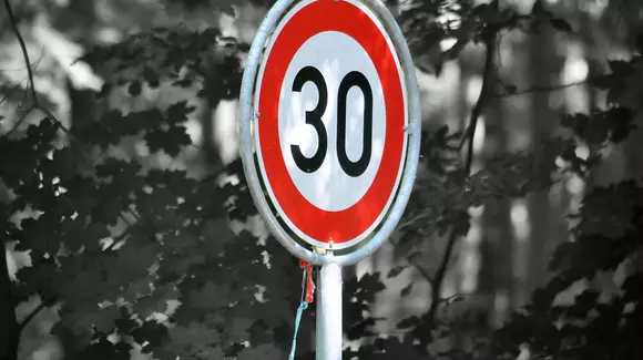 Soluție extremă pentru reducerea poluării: limită de 30 km/h în tot orașul