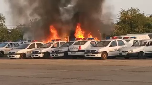 Incendiu în Constanța! Cinci mașini de poliție au luat foc