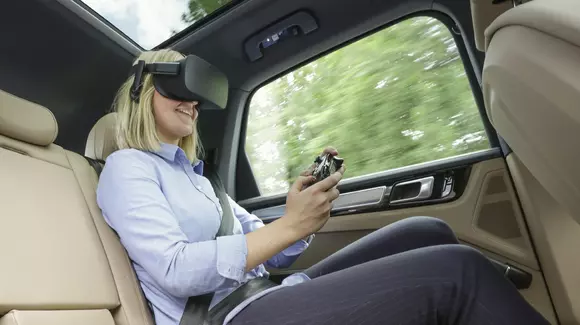 Porsche: Pasagerii cu rău de mașină se pot „vindeca” prin Realitatea Virtuală