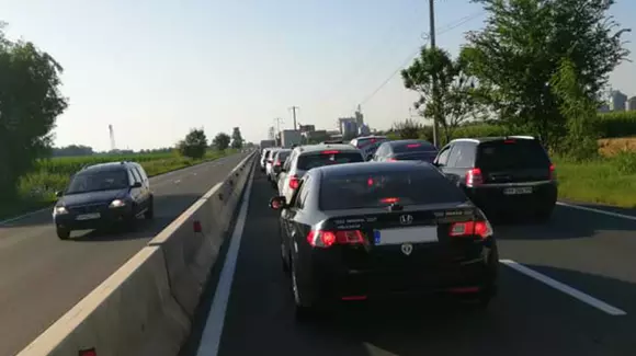 În loc să fluidizeze traficul, noul sens giratoriu de pe Centura Ploiești creează coloane de 10 km