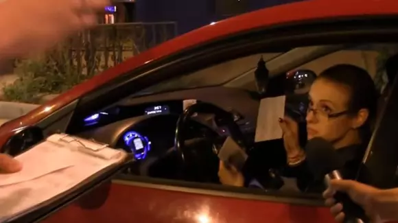 O șoferiță tupeistă îi explică polițistului că are voie să bea și să conducă: „Nu știu ce lege știți dvs.!”