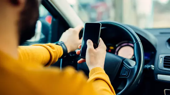 Noul Cod Rutier: Dacă ții telefonul în mână când conduci, rămâi fără permis