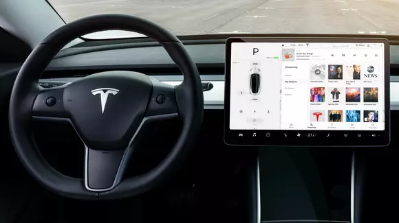 Tesla introduce Netflix și YouTube în sistemul infotainment. Vor urmări șoferii filme în timp ce conduc?