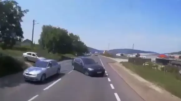 BMW izbit in plin de un camion. Video cu momentul impactului