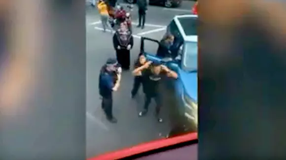 Video șocant: O femeie a fost strivită INTENȚIONAT între două mașini