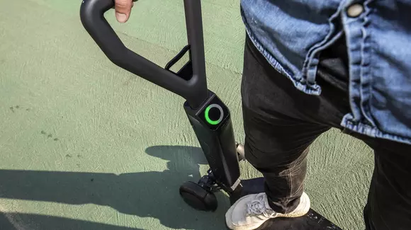 Audi prezintă trotineta electrică e-tron Scooter. Poate fi manevrată cu o singură mână