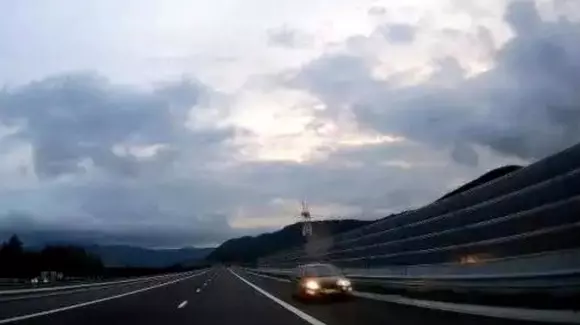 Pe contrasens pe autostrada Lugoj – Deva, la doar două ore de la inaugurare!
