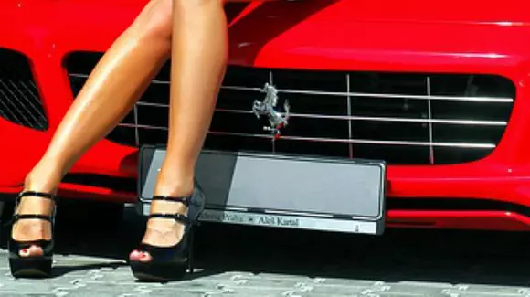 Clipul verii: O femeie dansează goală pe un Ferrari. Polițiștii sunt nerăbdători s-o cunoască