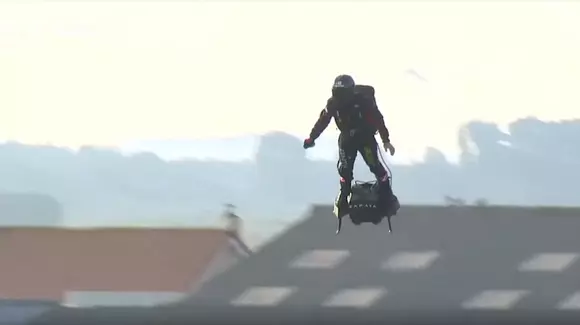 Omul zburător: Un inventator a traversat Canalul Mânecii pe flyboard