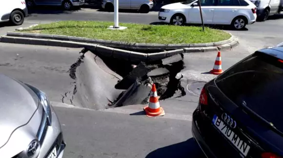 O groapă imensă a apărut pe o stradă din Bucureşti