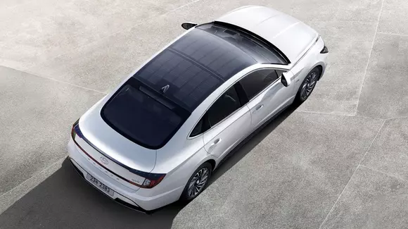 Hyundai lansează mașina care își încarcă bateria și de la Soare