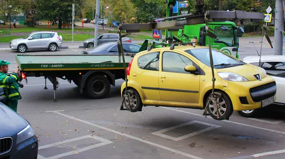 Începe ridicarea mașinilor parcate neregulamentar. În ce situații riscă bucureștenii să rămână pietoni