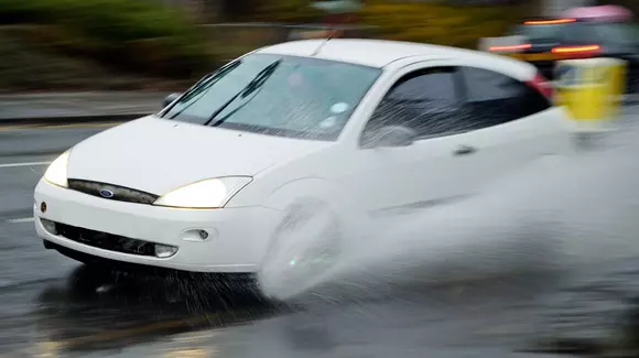 VIDEO: Acesta este motivul pentru care trebuie să adaptezi viteza în condiții de drum umed