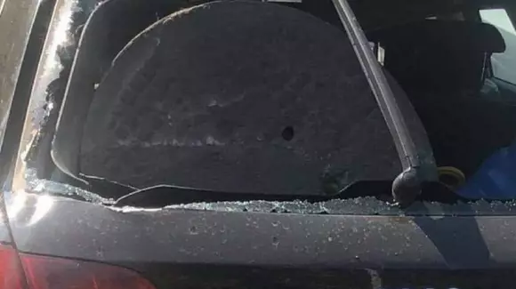 Cum şi-a găsit un şofer din Bucureşti maşina după ce un "obiect misterios" a aterizat pe lunetă