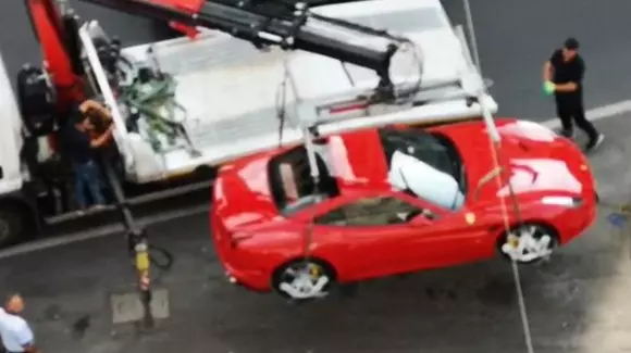 Un Ferrari parcat neregulamentar a fost ridicat de polițiști, în București
