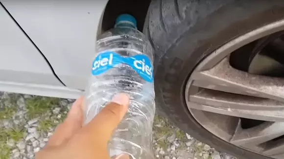 Metodă nouă de furt: de ce se pune o sticlă de plastic la roata mașinii